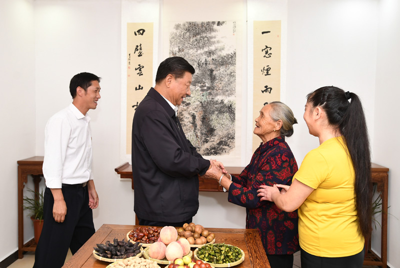 　　9月16日至18日，中共中央總書記、國家主席、中央軍委主席習近平在河南考察。這是16日下午，習近平在信陽市新縣田鋪鄉(xiāng)田鋪大塆“老家寒舍”民宿店，同店主一家親切交談。 新華社記者 謝環(huán)馳 攝
