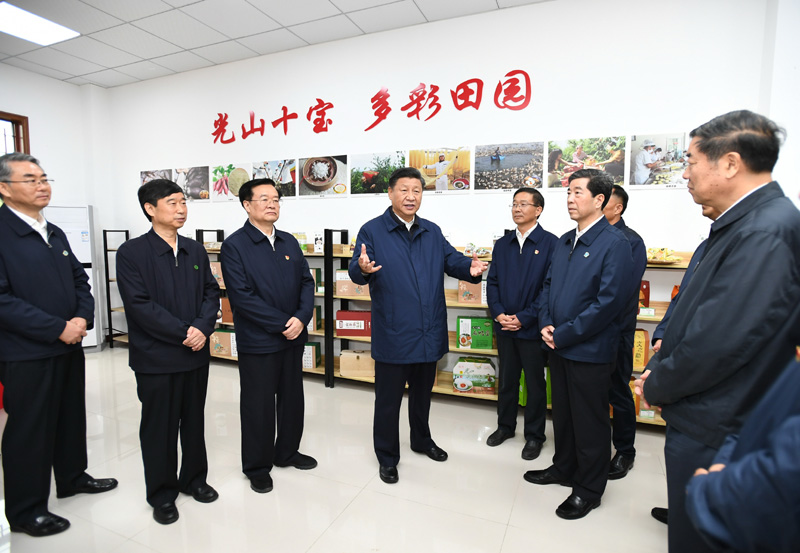 9月16日至18日，中共中央總書記、國家主席、中央軍委主席習近平在河南考察。這是17日上午，習近平在信陽市光山縣文殊鄉(xiāng)東岳村文化接待中心，了解光山縣脫貧工作和中辦在光山縣扶貧工作情況。新華社記者 謝環(huán)馳 攝