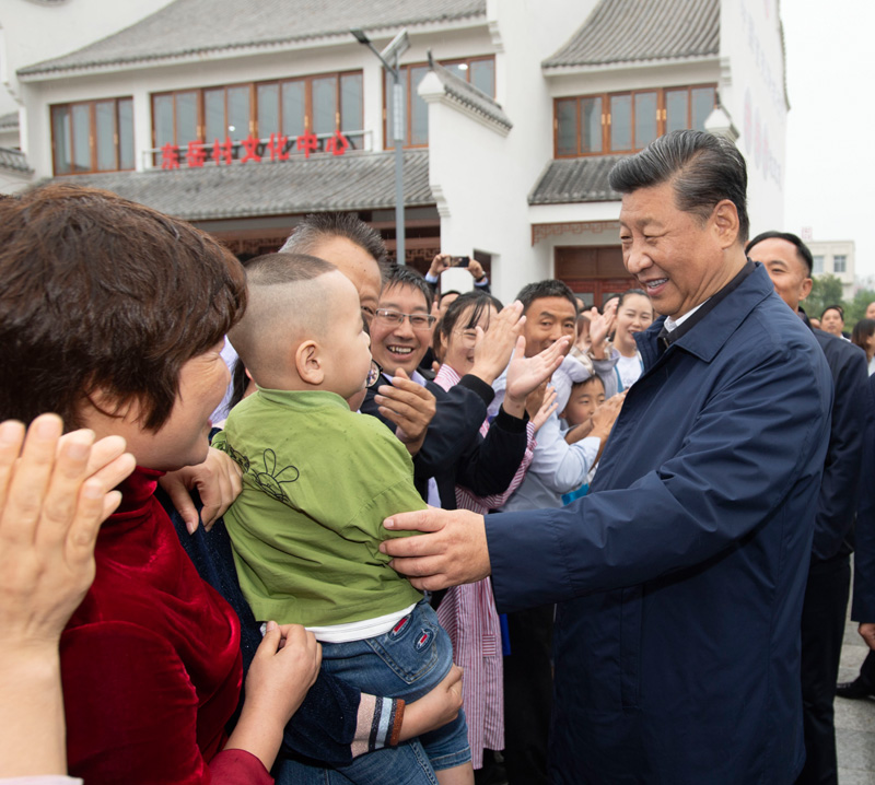 9月16日至18日，中共中央總書記、國家主席、中央軍委主席習近平在河南考察。這是17日上午，習近平在信陽市光山縣文殊鄉(xiāng)東岳村同鄉(xiāng)親們親切交流，祝愿鄉(xiāng)親們生活芝麻開花節(jié)節(jié)高。新華社記者 謝環(huán)馳 攝