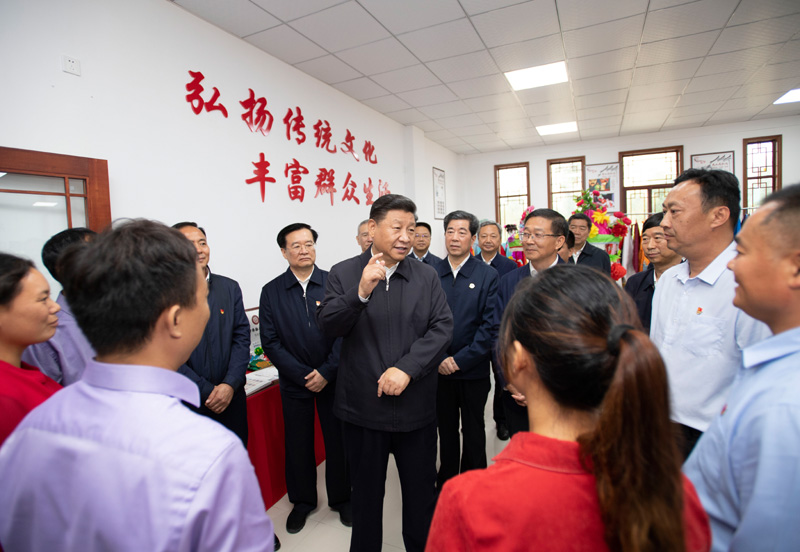 9月16日至18日，中共中央總書記、國家主席、中央軍委主席習近平在河南考察。這是17日上午，習近平在信陽市光山縣文殊鄉(xiāng)東岳村文化接待中心，同當?shù)孛撠氈赂粠ь^人親切交流，勉勵他們帶動更多鄉(xiāng)親們致富。新華社記者 謝環(huán)馳 攝
