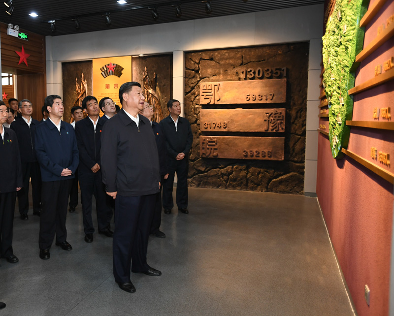 9月16日至18日，中共中央總書記、國家主席、中央軍委主席習近平在河南考察。這是16日下午，習近平來到位于信陽市新縣的鄂豫皖蘇區(qū)首府烈士陵園，瞻仰革命烈士紀念堂。 新華社記者 謝環(huán)馳 攝