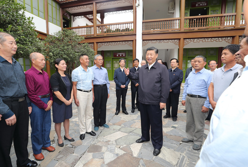　　9月16日至18日，中共中央總書記、國家主席、中央軍委主席習近平在河南考察。這是16日下午，習近平在位于信陽市新縣的鄂豫皖蘇區(qū)首府革命博物館，同當?shù)丶t軍后代、革命烈士家屬代表親切交談。 新華社記者 鞠鵬 攝
