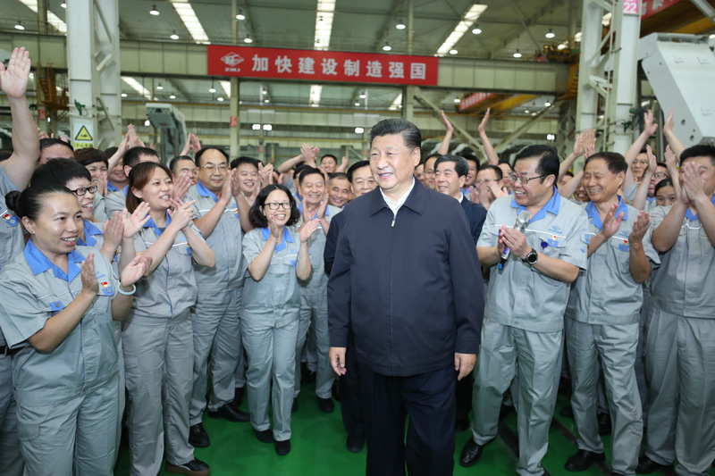 9月16日至18日，中共中央總書記、國家主席、中央軍委主席習近平在河南考察。這是17日下午，習近平在鄭州煤礦機械集團股份有限公司總裝車間同工人們親切交流，鼓勵他們加強自主創(chuàng)新，爭創(chuàng)發(fā)展戰(zhàn)略優(yōu)勢。新華社記者 鞠鵬 攝
