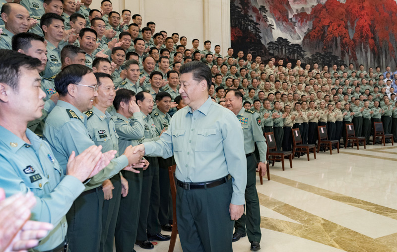 9月16日至18日，中共中央總書記、國家主席、中央軍委主席習近平在河南考察。這是18日上午，習近平在鄭州親切接見駐河南部隊副師職以上領導干部和團級單位主官，代表黨中央和中央軍委向駐河南部隊全體官兵致以誠摯問候。新華社記者 李剛 攝