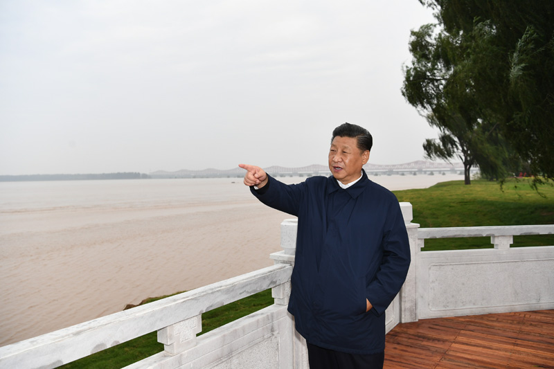 9月16日至18日，中共中央總書記、國家主席、中央軍委主席習近平在河南考察。這是17日下午，習近平在鄭州黃河國家地質(zhì)公園，眺望黃河鄭州段。新華社記者 謝環(huán)馳 攝