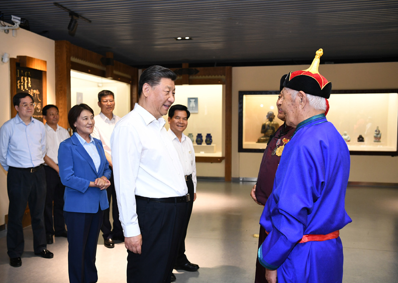 7月15日至16日，中共中央總書記、國家主席、中央軍委主席習(xí)近平在內(nèi)蒙古考察并指導(dǎo)開展“不忘初心、牢記使命”主題教育。這是15日上午，習(xí)近平在赤峰博物館同古典民族史詩《格薩（斯）爾》非物質(zhì)文化遺產(chǎn)傳承人親切交談。