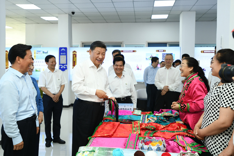7月15日至16日，中共中央總書記、國家主席、中央軍委主席習(xí)近平在內(nèi)蒙古考察并指導(dǎo)開展“不忘初心、牢記使命”主題教育。這是15日上午，習(xí)近平在赤峰市松山區(qū)興安街道臨潢家園社區(qū)，同社區(qū)居民親切交流。