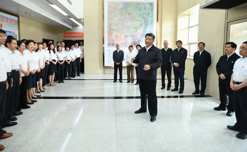 7月15日至16日，中共中央總書記、國家主席、中央軍委主席習(xí)近平在內(nèi)蒙古考察并指導(dǎo)開展“不忘初心、牢記使命”主題教育。這是16日上午，習(xí)近平到內(nèi)蒙古自治區(qū)自然資源廳，實地調(diào)研指導(dǎo)開展“不忘初心、牢記使命”主題教育。