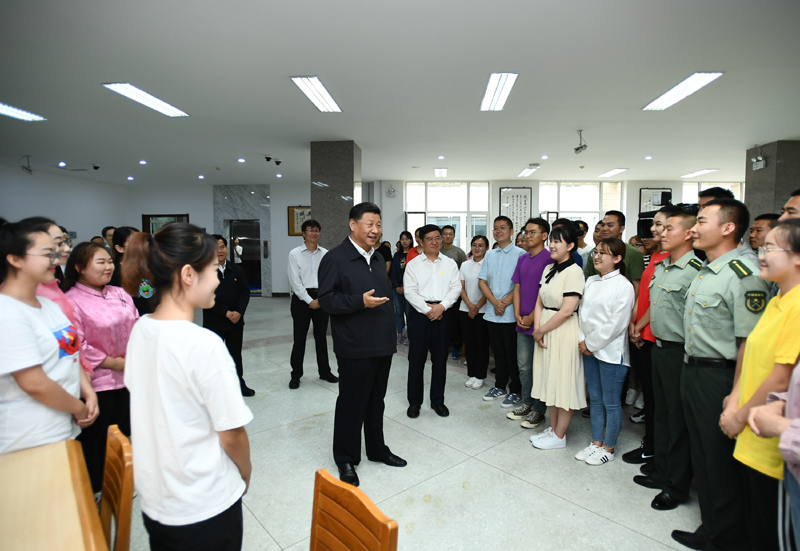 7月15日至16日，中共中央總書記、國家主席、中央軍委主席習(xí)近平在內(nèi)蒙古考察并指導(dǎo)開展“不忘初心、牢記使命”主題教育。這是16日上午，習(xí)近平在內(nèi)蒙古大學(xué)圖書館同學(xué)生們親切交談，勉勵他們志存高遠(yuǎn)、腳踏實地、發(fā)奮圖強(qiáng)。