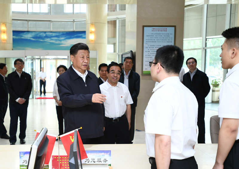 7月15日至16日，中共中央總書記、國家主席、中央軍委主席習(xí)近平在內(nèi)蒙古考察并指導(dǎo)開展“不忘初心、牢記使命”主題教育。這是16日上午，習(xí)近平在內(nèi)蒙古自治區(qū)自然資源廳自然資源政務(wù)大廳同工作人員交談，了解開展主題教育和落實便捷高效政務(wù)服務(wù)等情況。