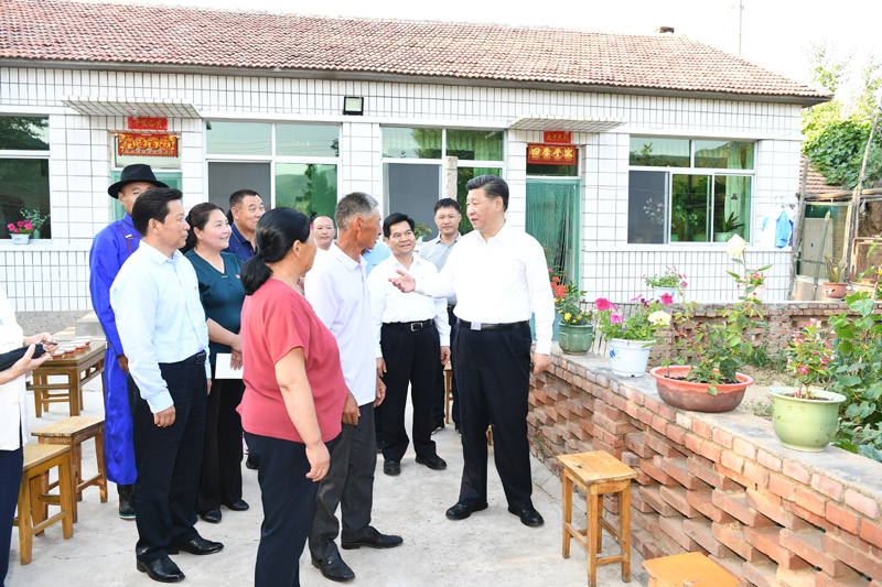 7月15日至16日，中共中央總書記、國家主席、中央軍委主席習(xí)近平在內(nèi)蒙古考察并指導(dǎo)開展“不忘初心、牢記使命”主題教育。這是15日下午，習(xí)近平在赤峰市喀喇沁旗河南街道馬鞍山村村民張國利家，同基層干部群眾代表親切交流。