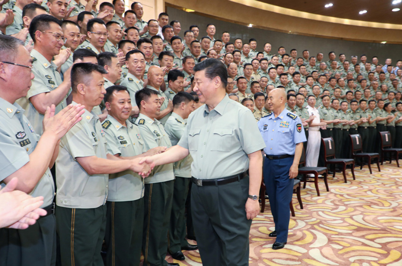 7月15日至16日，中共中央總書記、國家主席、中央軍委主席習(xí)近平在內(nèi)蒙古考察并指導(dǎo)開展“不忘初心、牢記使命”主題教育。這是16日上午，習(xí)近平在呼和浩特親切接見駐內(nèi)蒙古部隊副師職以上領(lǐng)導(dǎo)干部和團(tuán)級單位主官，代表黨中央和中央軍委向駐內(nèi)蒙古部隊全體官兵致以誠摯問候。