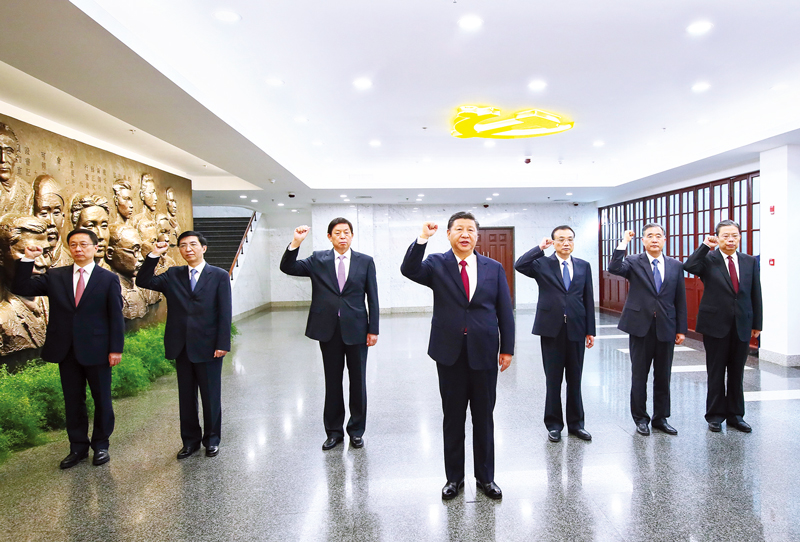 　2017年10月31日，中共中央總書記、國家主席、中央軍委主席習近平帶領中共中央政治局常委李克強、栗戰(zhàn)書、汪洋、王滬寧、趙樂際、韓正，瞻仰上海中共一大會址和浙江嘉興南湖紅船。這是31日上午，在上海中共一大會址紀念館，習近平帶領其他中共中央政治局常委同志一起重溫入黨誓詞。 新華社記者 蘭紅光/攝