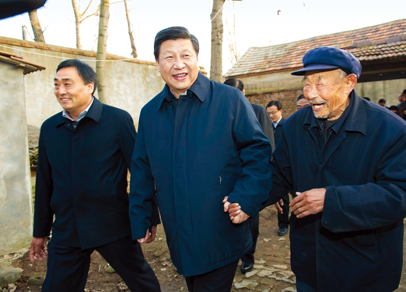 　2013年11月24日至28日，中共中央總書記、國家主席、中央軍委主席習近平在山東考察。 這是25日下午，習近平在地處沂蒙老區(qū)的臨沭縣曹莊鎮(zhèn)朱村親切地拉著83歲的“老支前”王克昌的手去他家看望。 新華社記者 謝環(huán)馳/攝