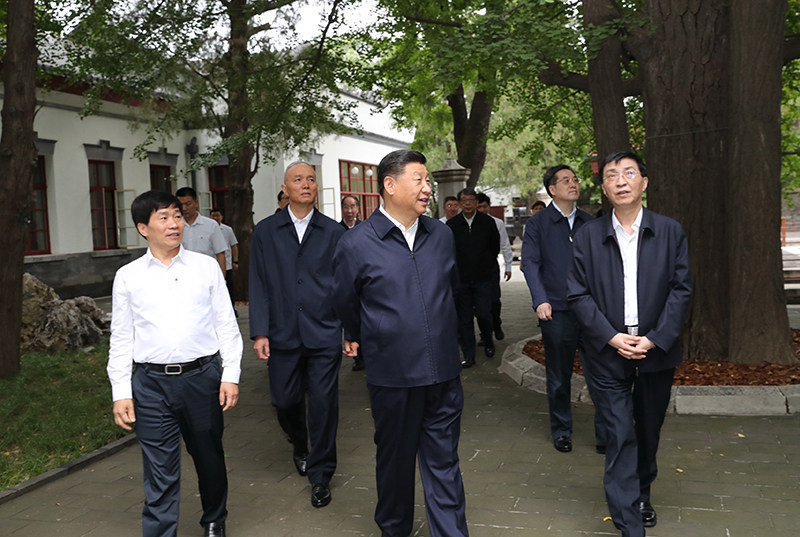 9月12日，中共中央總書記、國(guó)家主席、中央軍委主席習(xí)近平視察中共中央北京香山革命紀(jì)念地。這是習(xí)近平瞻仰雙清別墅。