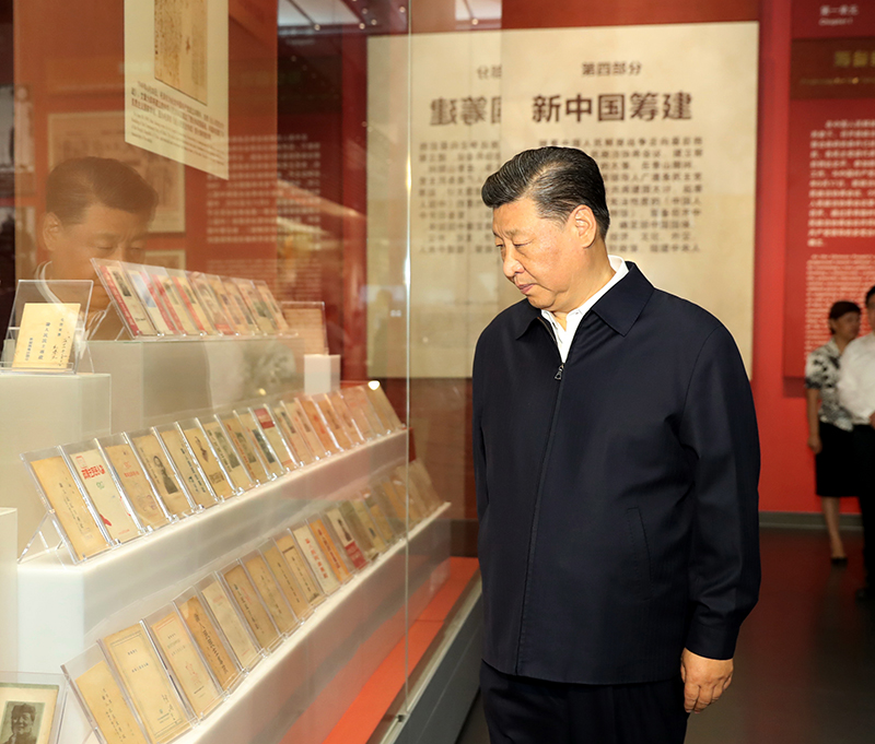 9月12日，中共中央總書記、國(guó)家主席、中央軍委主席習(xí)近平視察中共中央北京香山革命紀(jì)念地。這是習(xí)近平在香山革命紀(jì)念館參觀《為新中國(guó)奠基》主題展覽。