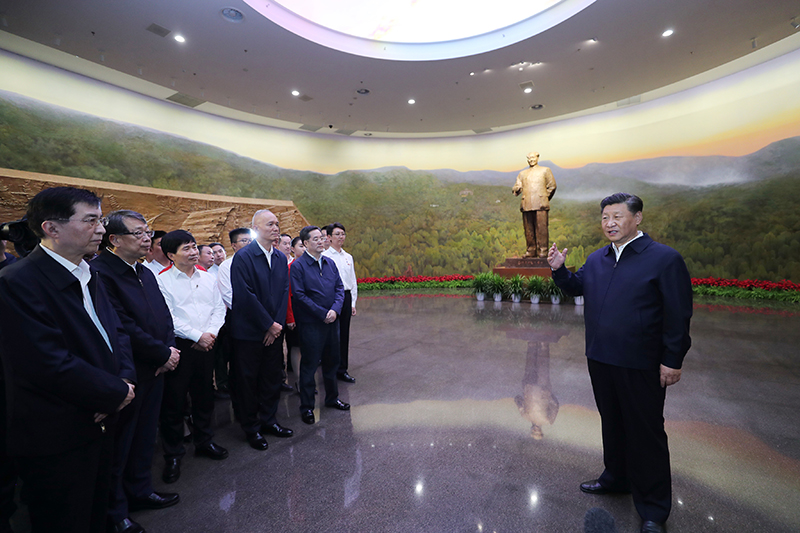 9月12日，中共中央總書記、國(guó)家主席、中央軍委主席習(xí)近平視察中共中央北京香山革命紀(jì)念地。這是習(xí)近平在香山革命紀(jì)念館參觀《為新中國(guó)奠基》主題展覽，并發(fā)表重要講話。