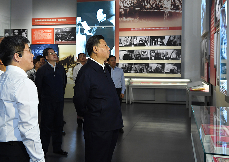9月12日，中共中央總書記、國(guó)家主席、中央軍委主席習(xí)近平視察中共中央北京香山革命紀(jì)念地。這是習(xí)近平在香山革命紀(jì)念館參觀《為新中國(guó)奠基》主題展覽。