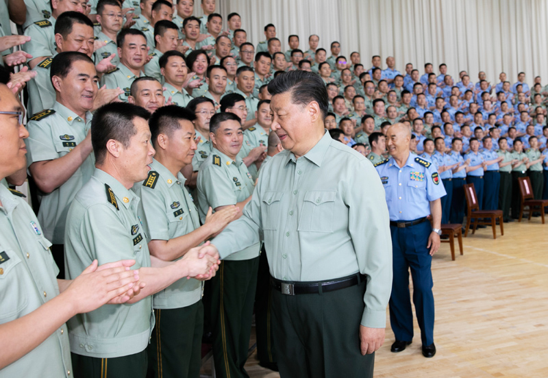 8月22日，中共中央總書記、國家主席、中央軍委主席習近平到空軍某基地視察。這是習近平親切接見駐甘肅部隊副師職以上領導干部和團級單位主官。