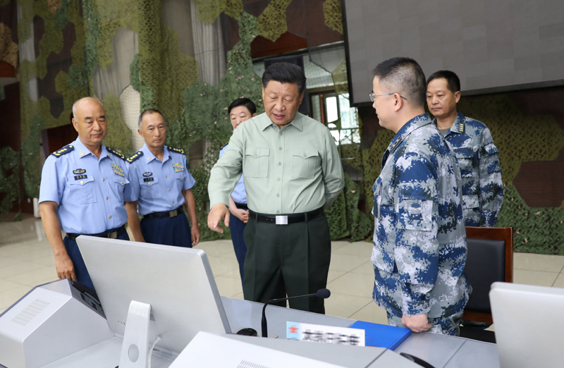 8月22日，中共中央總書記、國家主席、中央軍委主席習近平到空軍某基地視察。這是習近平察看基地作戰(zhàn)指揮中心，了解戰(zhàn)備值班和訓練情況。
