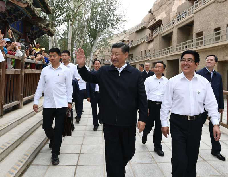 8月19日至22日，中共中央總書記、國家主席、中央軍委主席習(xí)近平在甘肅考察。這是19日下午，習(xí)近平在敦煌莫高窟考察調(diào)研時(shí)，向正在參觀的游客親切招手致意。
