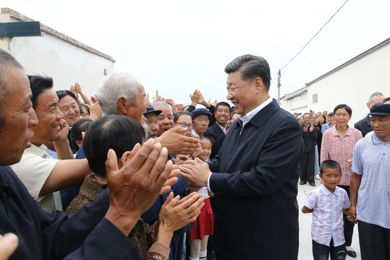 8月19日至22日，中共中央總書記、國家主席、中央軍委主席習(xí)近平在甘肅考察。這是21日上午，習(xí)近平在武威市古浪縣黃花灘生態(tài)移民區(qū)富民新村同村民親切交談。