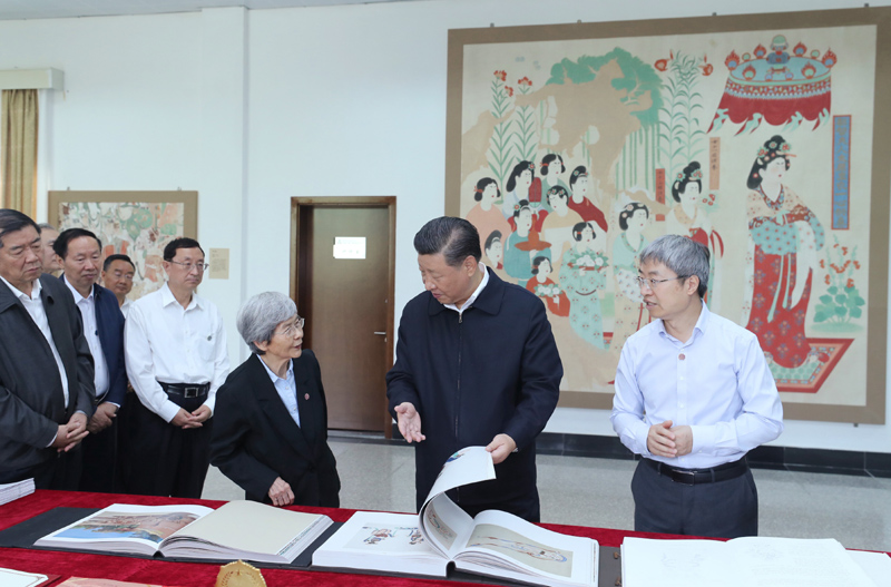 8月19日至22日，中共中央總書記、國家主席、中央軍委主席習(xí)近平在甘肅考察。這是19日下午，習(xí)近平在敦煌研究院察看珍藏文物和學(xué)術(shù)成果展示，了解文物保護(hù)和研究、弘揚(yáng)優(yōu)秀歷史文化情況。