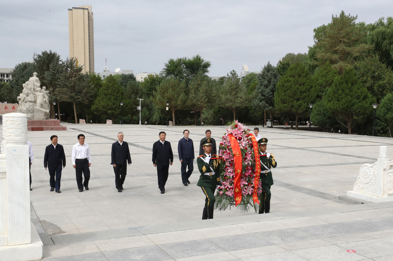 8月19日至22日，中共中央總書記、國家主席、中央軍委主席習(xí)近平在甘肅考察。這是20日上午，習(xí)近平來到張掖市高臺縣，瞻仰中國工農(nóng)紅軍西路軍紀(jì)念碑，向革命先烈敬獻(xiàn)花籃。