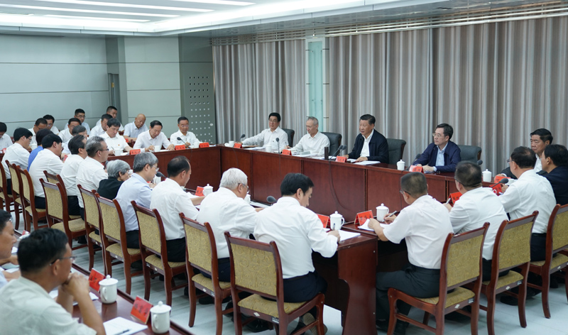 8月19日至22日，中共中央總書記、國家主席、中央軍委主席習(xí)近平在甘肅考察。這是19日下午，習(xí)近平在敦煌研究院同有關(guān)專家、學(xué)者和文化單位代表座談并發(fā)表重要講話。