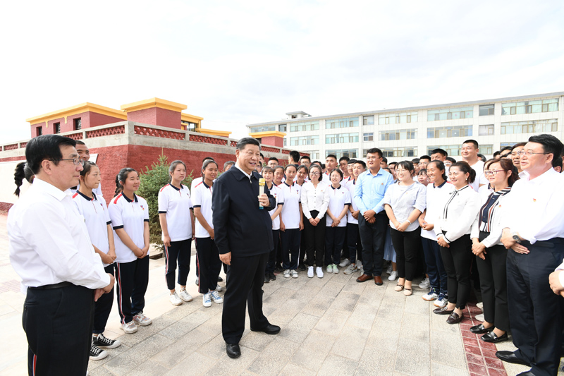 8月19日至22日，中共中央總書記、國家主席、中央軍委主席習(xí)近平在甘肅考察。這是20日下午，習(xí)近平在張掖市山丹培黎學(xué)校同師生親切交流。