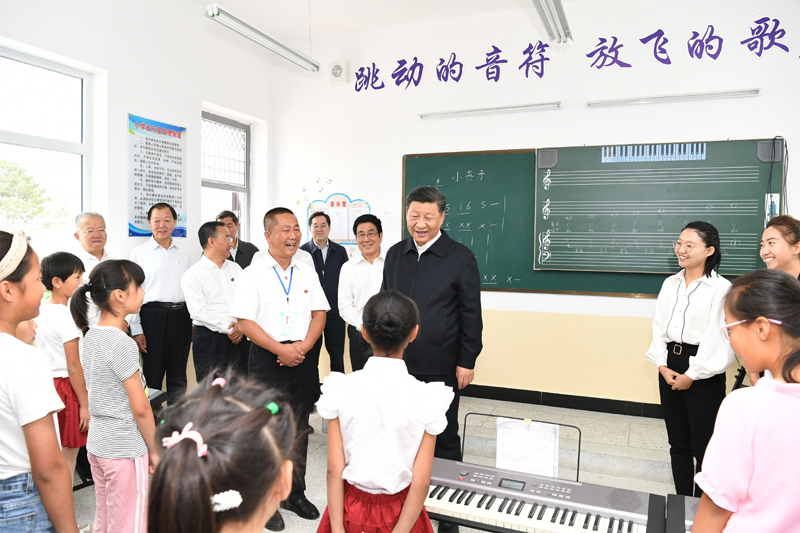 8月19日至22日，中共中央總書記、國家主席、中央軍委主席習(xí)近平在甘肅考察。這是21日上午，習(xí)近平在武威市古浪縣黃花灘生態(tài)移民區(qū)富民新村富民小學(xué)的音樂教室，認(rèn)真觀看正在進(jìn)行的音樂課教學(xué)。