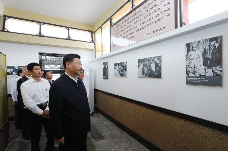 8月19日至22日，中共中央總書記、國家主席、中央軍委主席習(xí)近平在甘肅考察。這是20日下午，習(xí)近平在張掖市山丹培黎學(xué)校參觀學(xué)校創(chuàng)辦人路易·艾黎故居。