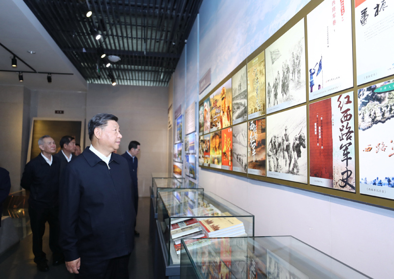 8月19日至22日，中共中央總書記、國家主席、中央軍委主席習(xí)近平在甘肅考察。這是20日上午，習(xí)近平在張掖市高臺縣參觀中國工農(nóng)紅軍西路軍紀(jì)念館。