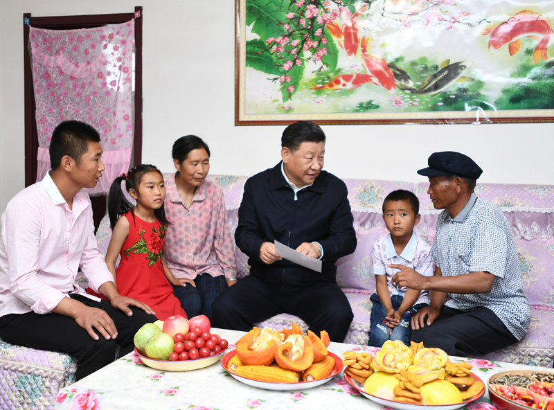 8月19日至22日，中共中央總書記、國家主席、中央軍委主席習(xí)近平在甘肅考察。這是21日上午，習(xí)近平在武威市古浪縣黃花灘生態(tài)移民區(qū)富民新村村民李應(yīng)川家，同李應(yīng)川一家拉家常。