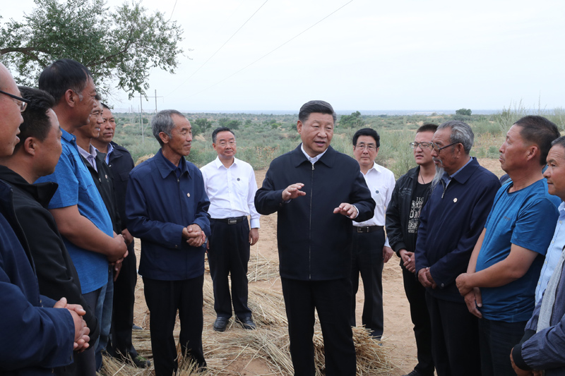 8月19日至22日，中共中央總書記、國家主席、中央軍委主席習(xí)近平在甘肅考察。這是21日上午，習(xí)近平在武威市古浪縣八步沙林場同“六老漢”代表及林場職工親切交談。