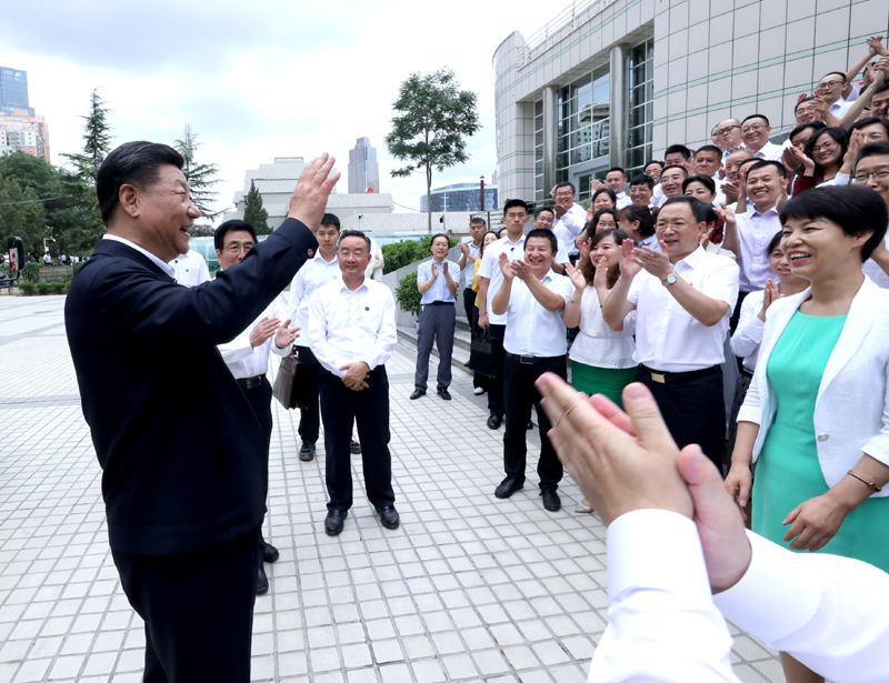 8月19日至22日，中共中央總書記、國家主席、中央軍委主席習(xí)近平在甘肅考察。這是21日下午，習(xí)近平在讀者出版集團(tuán)有限公司同工作人員親切交談。