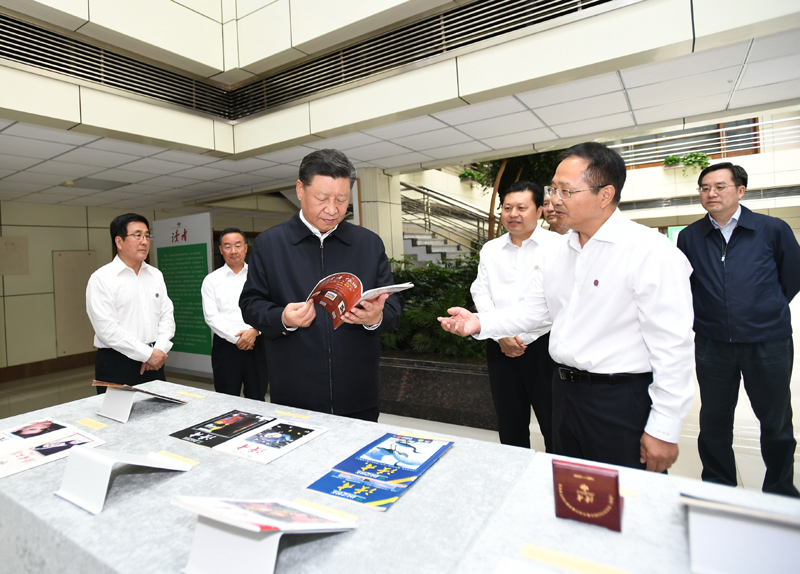 8月19日至22日，中共中央總書記、國家主席、中央軍委主席習(xí)近平在甘肅考察。這是21日下午，習(xí)近平在讀者出版集團(tuán)有限公司考察。