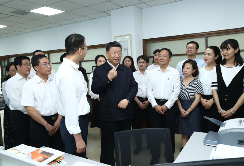 8月19日至22日，中共中央總書記、國家主席、中央軍委主席習(xí)近平在甘肅考察。這是21日下午，習(xí)近平在《讀者》編輯部同工作人員交流，勉勵(lì)他們?yōu)槿嗣裉峁└鄡?yōu)秀精神食糧。