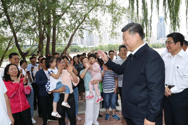 8月19日至22日，中共中央總書記、國家主席、中央軍委主席習(xí)近平在甘肅考察。這是21日下午，習(xí)近平在蘭州市黃河治理蘭鐵泵站項(xiàng)目點(diǎn)同正在休閑的群眾親切交談。