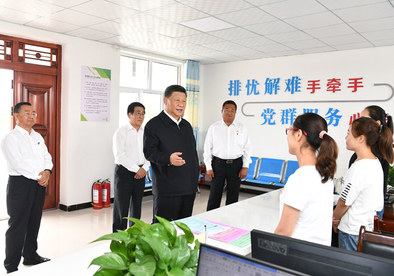 8月19日至22日，中共中央總書記、國家主席、中央軍委主席習(xí)近平在甘肅考察。這是21日上午，習(xí)近平在武威市古浪縣黃花灘生態(tài)移民區(qū)富民新村黨群服務(wù)中心考察。